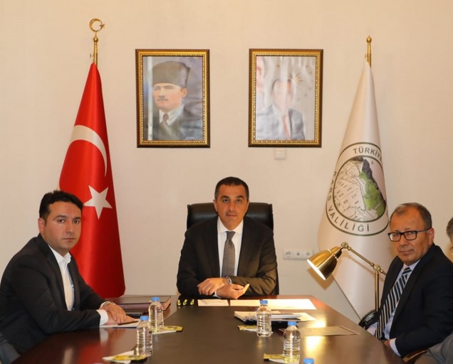 Vali/Belediye Başkan Vekili Sn. Türker ÖKSÜZ başkanlığında, muhtarları makamında ağırlayarak sorun ve taleplerini dinledi.